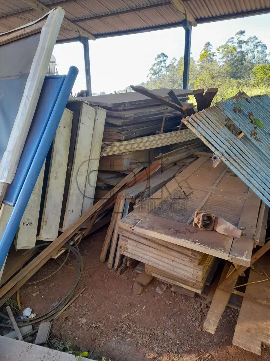 LOTE 007 - PORTAS, JANELAS, FORRO DE PVC, GRADES DE FERRO TODOS USADOS, CONFORME DISPOSTO PARA VISITAÇÃO NO PÁTIO DA SMOPT.