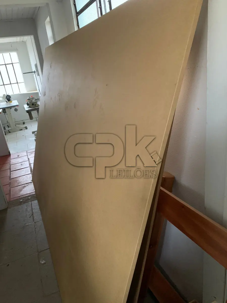 LOTE 027 - Máquina de corte com mesa em madeira.