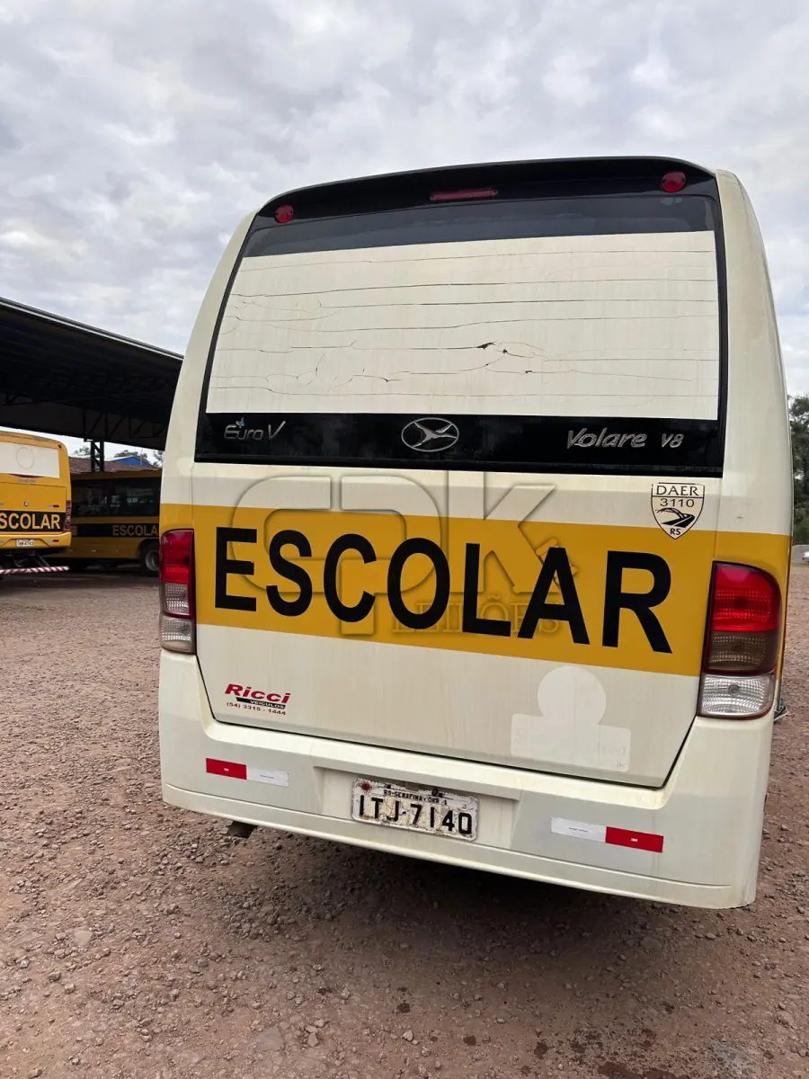 LOTE 035 - MARCOPOLO – Volare V8 ON - Ônibus Escolar – 29P  2012/2013 – Placas ITJ 7140 – Cor: Branca.