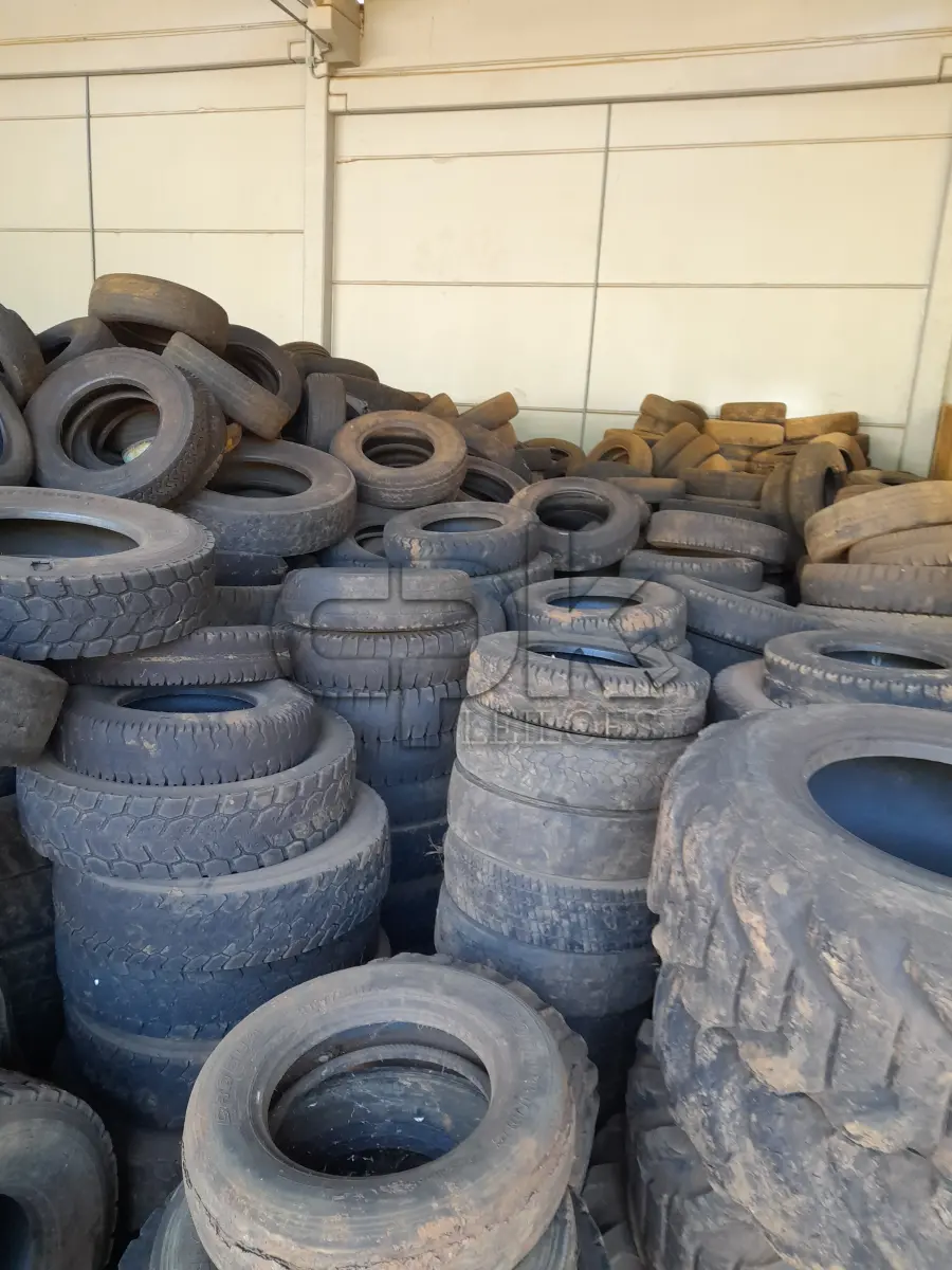 LOTE 004 - CARCAÇAS DE PNEUS USADOS DE DIFERENTES MODELOS E TAMANHOS COM APROXIMADAMENTE 300 UNIDADES, CONFORME DISPOSTO PARA VISITAÇÃO NO PÁTIO DA SMOPT.