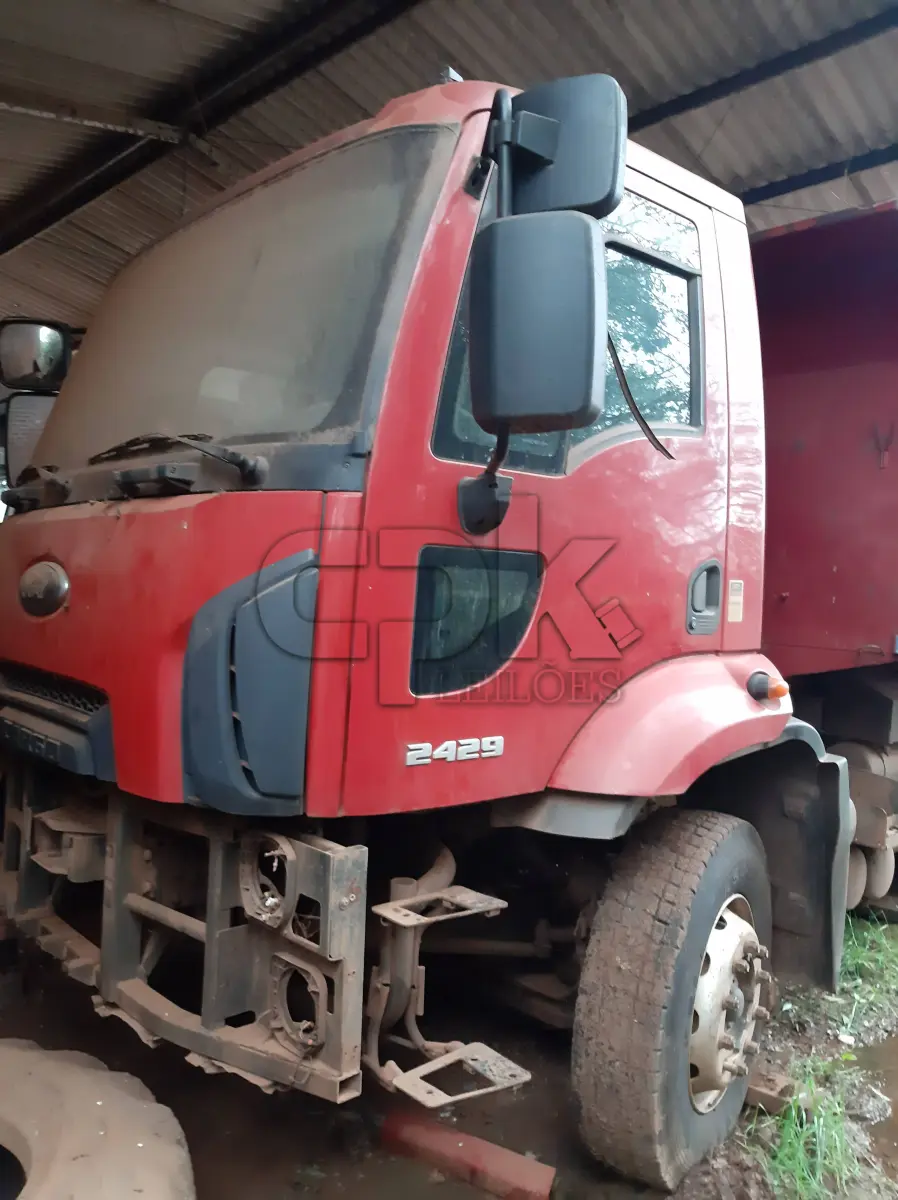 LOTE 010 - Marca Ford Modelo Cargo 2429, Renavan 00566934604, Placa  IUR7377, Chassi 9BFYEALE8DBS46148, Ano/Mod 2013/2013,  Motor 6 Cil. Cummins ISV 6.7, Potência 290 CV, Combust  Diesel, Cor Vermelha, Capac 23 Ton.