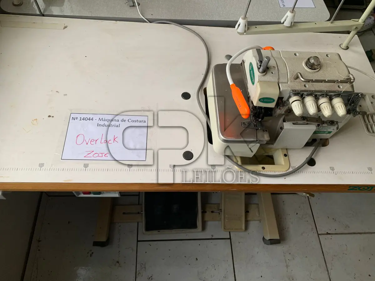 LOTE 024 - Máquina de Costura Industrial ZOJE Overlock .