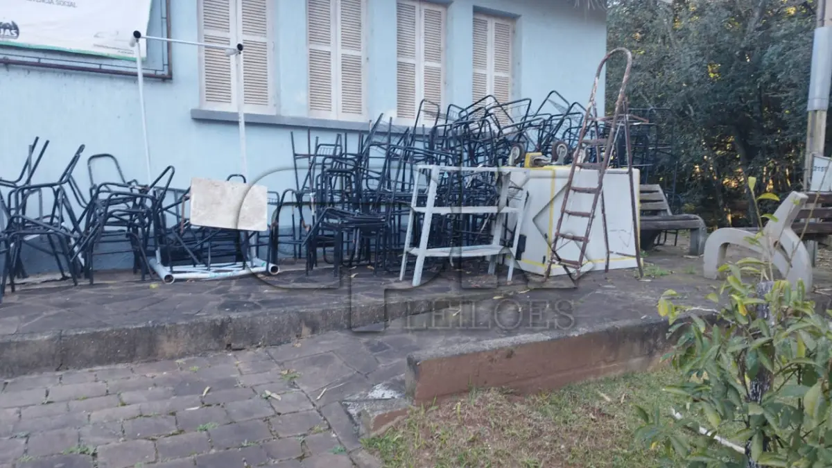 LOTE 030 - Lote de inservíveis e sucatas diversas – Educação. Inclui itens como: - Armário - Bebedouros - Cadeiras - Cama – Beliche - Classes Escolares - Climatizadores de Ar - Condicionadores de Ar - Container p/ Resíduos - Desumidificador de Folhas - Encerradeira Industrial - Fichário de Aço - Fogões Industriais - Fornos Elétricos - Freezers - Lavadora de Alta Pressão - Lavadoras de Roupas - Mesas - Microfone - Micro-ondas - Multiprocessadores - Refrigerador - Rotulador Eletrônico - Suporte p/ CPU