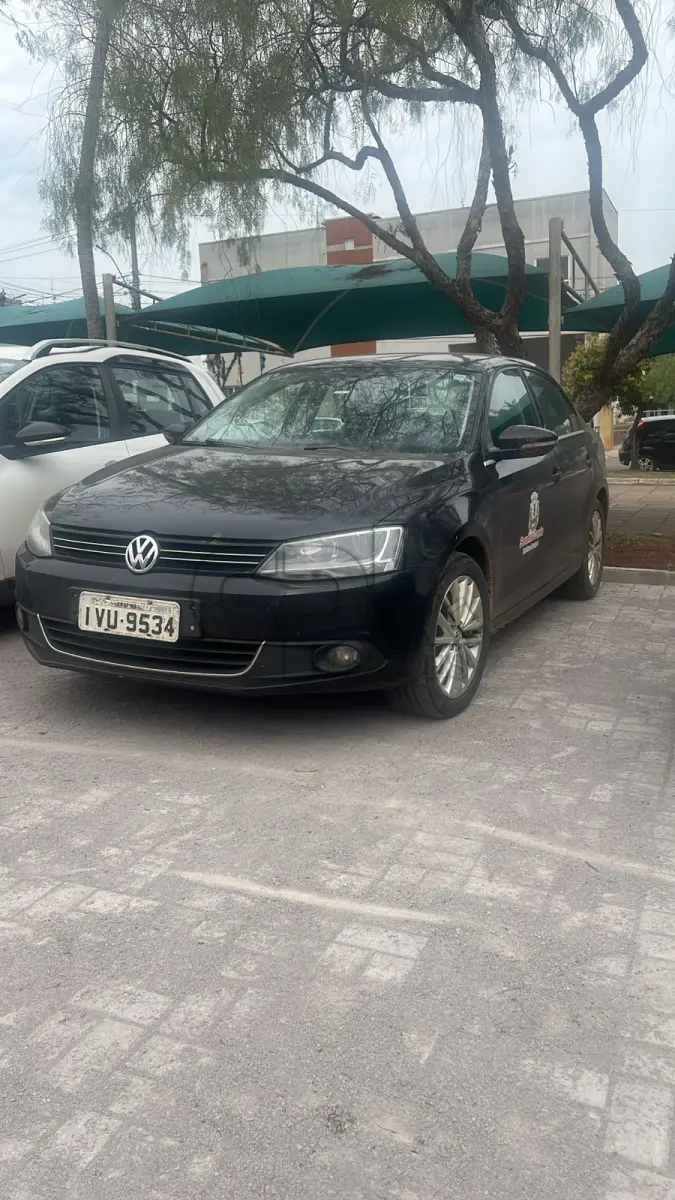 LOTE 004 - VW Jetta 2.0 T Passageiro – Automóvel Gasolina 2014/2014 –  Placas IVU 9534 – Cor: Preta.
