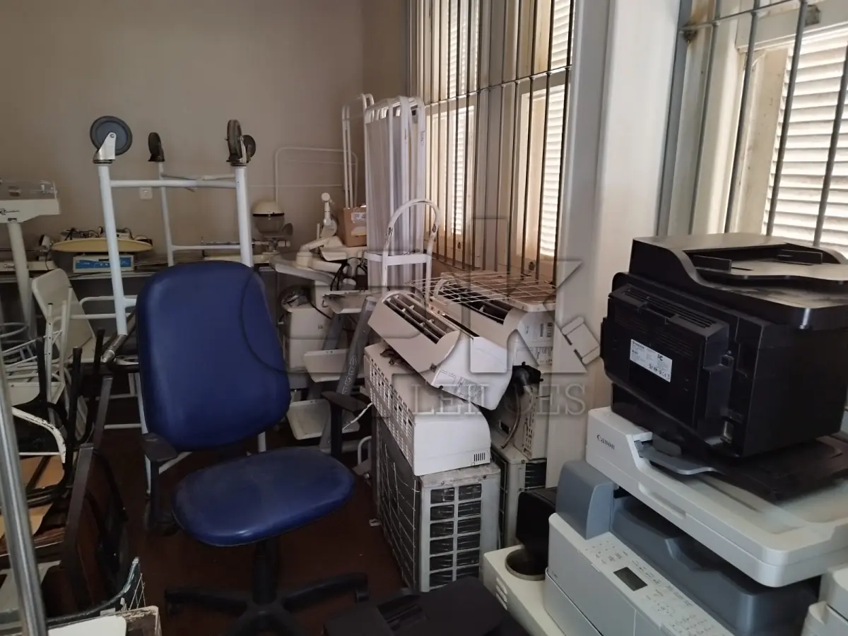 LOTE 032 - Lote de inservíveis e sucatas diversas – Saúde.  Inclui itens como: - Aparelho de Raio X Odontológico - Aparelho de Ultrassom - Armários - Autoclave - Balança Mecânica - Balcão - Biombos - Cadeiras - Climatizadores de Ar - Compressor Odontológico - Consultório Odontológico - Detectores Fetais - Escrivaninha - Lava Jato - Lavadoras de Roupas - Longarinas - Maca de Ferro - Mesas - Monitores Fetais - Oxímetro de Pulso Portátil - Poltrona - Prateleira - Seladoras
