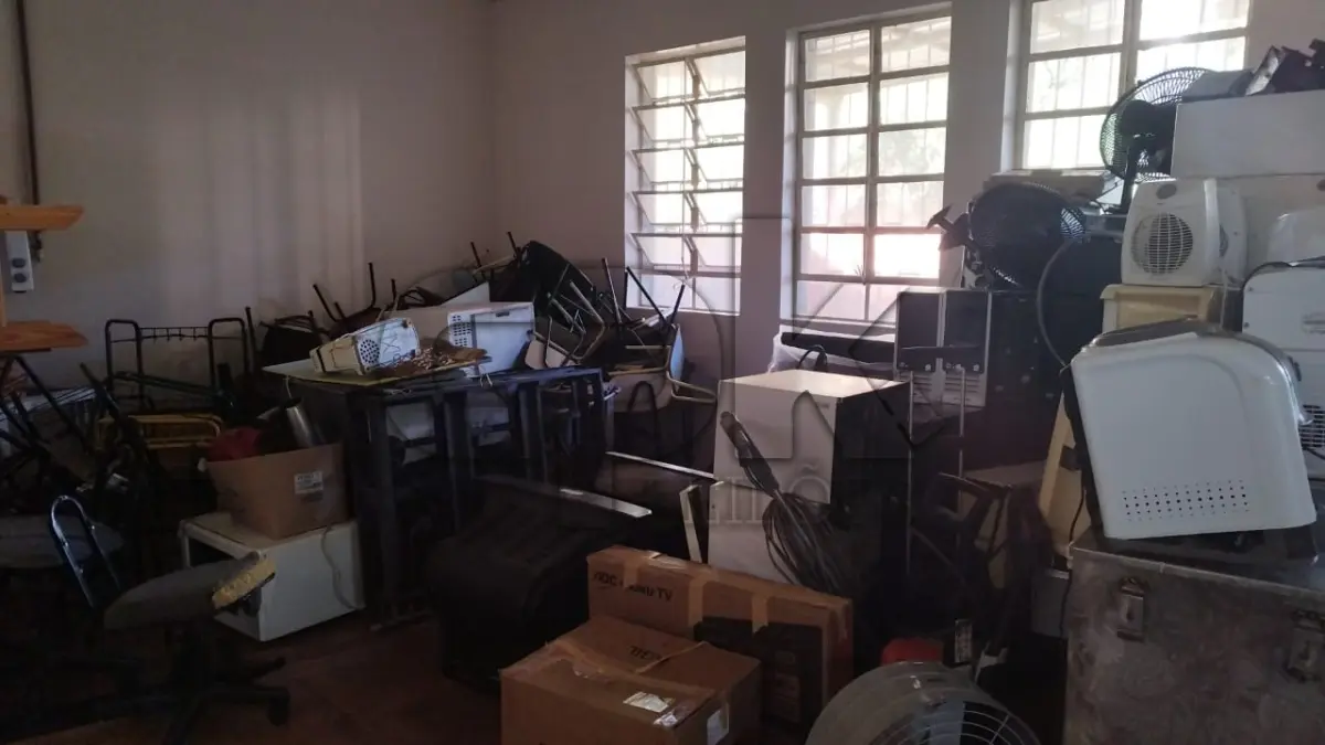 LOTE 030 - Lote de inservíveis e sucatas diversas – Educação. Inclui itens como: - Armário - Bebedouros - Cadeiras - Cama – Beliche - Classes Escolares - Climatizadores de Ar - Condicionadores de Ar - Container p/ Resíduos - Desumidificador de Folhas - Encerradeira Industrial - Fichário de Aço - Fogões Industriais - Fornos Elétricos - Freezers - Lavadora de Alta Pressão - Lavadoras de Roupas - Mesas - Microfone - Micro-ondas - Multiprocessadores - Refrigerador - Rotulador Eletrônico - Suporte p/ CPU
