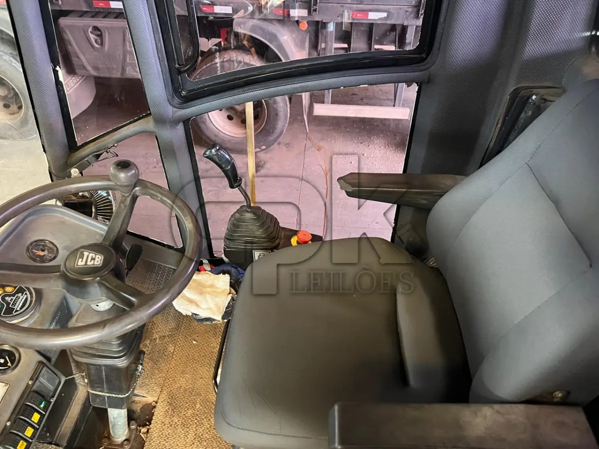 LOTE 037 - JCB Rolo Compactador Vibratório VM115 – 2010 – Cor:  Amarela.