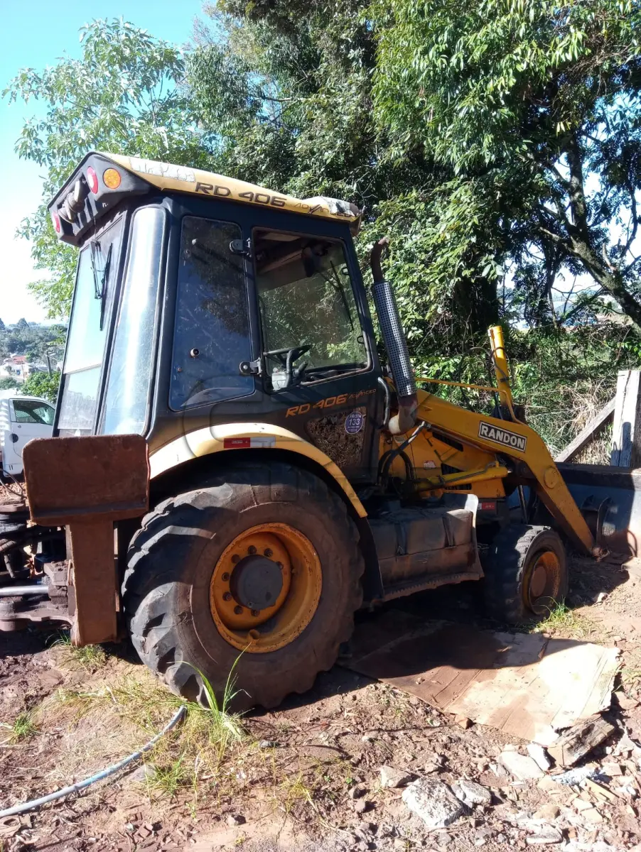 LOTE 002 - RETROESCAVADEIRA RANDON RD406 ADVANCED, ANO/MOD 2015/2015, MOTOR TURBO, TRAÇAO 4X4, CABINE FECHADA COM AR CONDICIONADO QUENTE/FRIO, MOTOR DIESEL 110CV NºE1S194198, CHASSI Nº9AD406AEAF0006189. NO ESTADO QUE SE ENCONTRA. PATRIMÔNIO MUNICIPAL Nº11559.