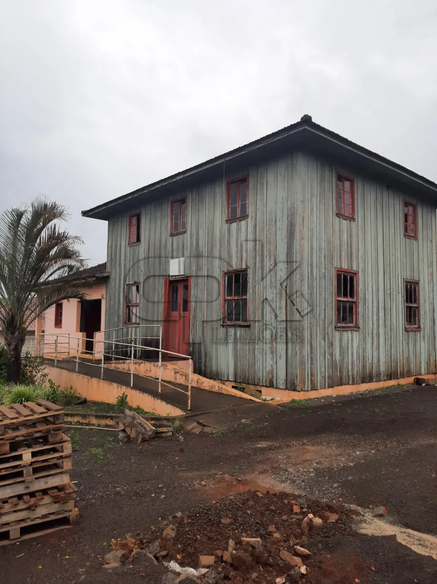 LOTE 019 - Edificação do Museu Municipal Otacílio Tizziani, localizado à  Rua Ângelo Santinelli, (em Processo de Demolição), inclui todos  materiais da construção: Madeiras das paredes, pisos, forros, teto,  escadas, aberturas, telhados, inclusive a parte de alvenaria.
