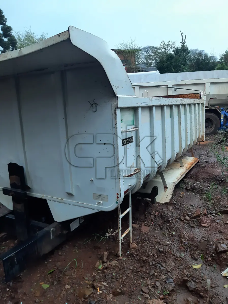 LOTE 016 - Caçamba basculante, Fabricante Librelato, Fabricação 03/2014, Serie N°  SC0LB10249E01620, Modelo Areia e brita, Capac. 12 m3,  Produção 102B1620, Cor Branca.