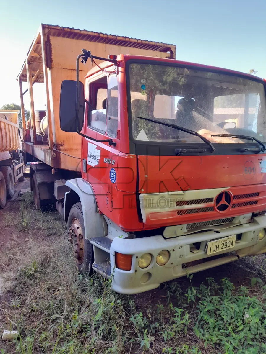 LOTE 017 - CAMINHAO MERCEDES BENZ, ANO/MODELO 1999, COR VERMELHA PLACA IJH2904 CHASSI 9BM693028XB216032 (MODELO 1215C). NO ESTADO QUE SE ENCONTRA. PATRIMÔNIO MUNICIPAL Nº4998. CARROCARIA TIPO COMBOIO, ABASTECIMENTO, LUBRIFICAÇÃO, TIPO LASTRO. NO ESTADO QUE SE ENCONTRA. PATRIMÔNIO MUNICIPAL Nº7553.