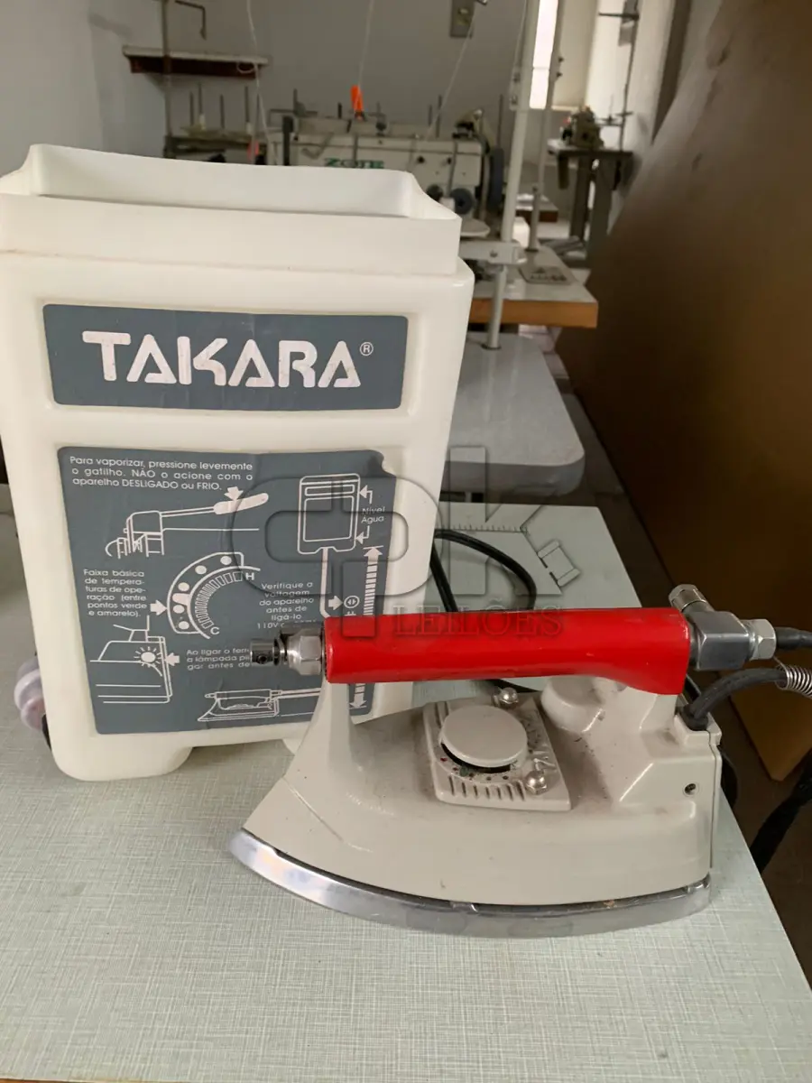 LOTE 026 - Ferro de passar a favor industrial com reservatório.