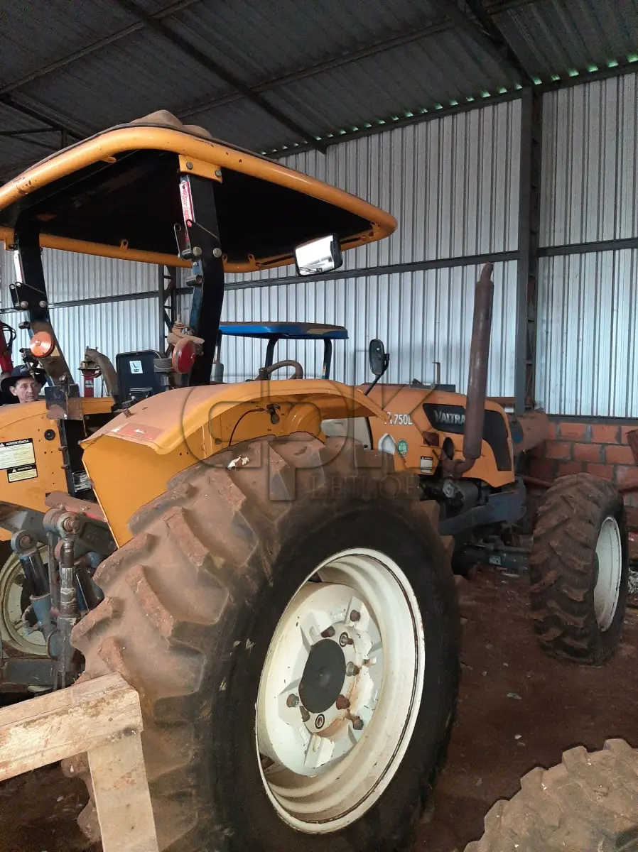 LOTE 007 - Fabricante Valtra Equip. Trator agrícola Modelo A750L 4, Ano  2016, Cor Amarela, Horas 6023 h, Tração 4 x 4, Serial  AVTT2005EGM024838, Comb. Diesel, Potência 78 CV, Motor  4 cilindros Serial V750432435