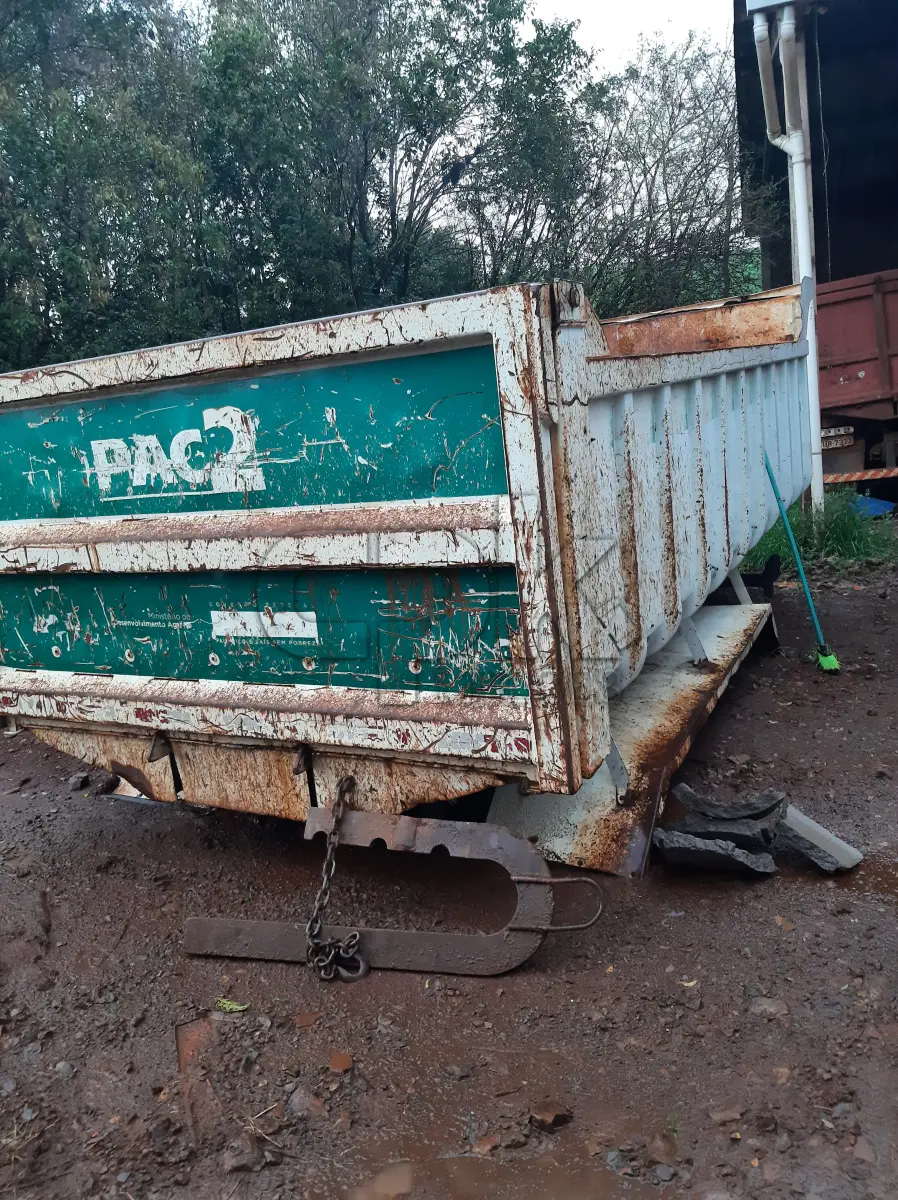LOTE 016 - Caçamba basculante, Fabricante Librelato, Fabricação 03/2014, Serie N°  SC0LB10249E01620, Modelo Areia e brita, Capac. 12 m3,  Produção 102B1620, Cor Branca.