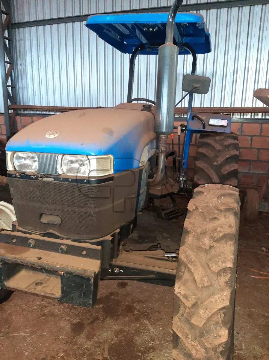 LOTE 006 - Fabricante New Holland Equip. Trator agrícola Modelo TT3840,  Ano 2015, Cor Azul, Horas 1170 h, Tração 4 x 4, Serial  HCCZ3840HECG36208, Comb. Diesel Potência 60 CV, Motor  3 cilindros aspirado Serial T55CR408410