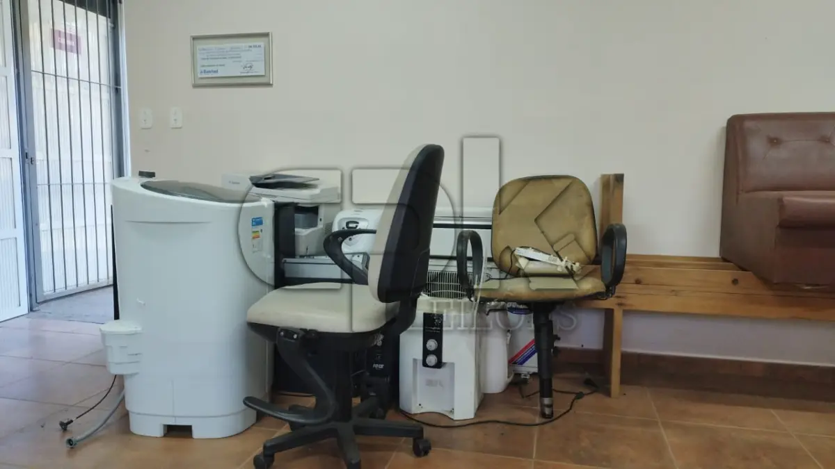 LOTE 033 - Lote de inservíveis e sucatas – Assistência Social.  Inclui itens como: - Armários - Bebedouro - Cadeira - Caixas de Som - Celular - Central Telefônica - Climatizador de Ar - CPUs - Desumidificador de Papel - Impressoras - Lavadora de Roupas - Nobreaks - Panificadora Elétrica - Purificador de Água - Switch de Rede