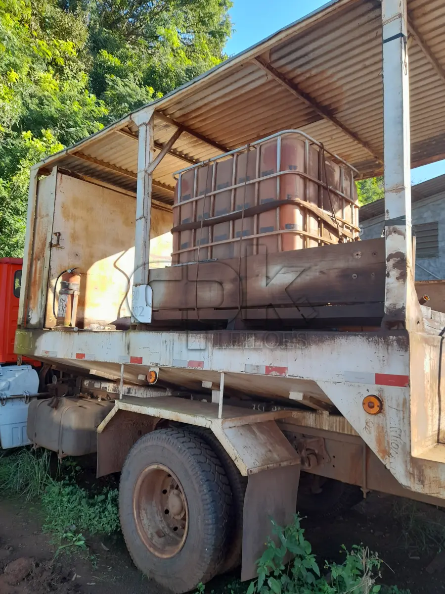 LOTE 017 - CAMINHAO MERCEDES BENZ, ANO/MODELO 1999, COR VERMELHA PLACA IJH2904 CHASSI 9BM693028XB216032 (MODELO 1215C). NO ESTADO QUE SE ENCONTRA. PATRIMÔNIO MUNICIPAL Nº4998. CARROCARIA TIPO COMBOIO, ABASTECIMENTO, LUBRIFICAÇÃO, TIPO LASTRO. NO ESTADO QUE SE ENCONTRA. PATRIMÔNIO MUNICIPAL Nº7553.