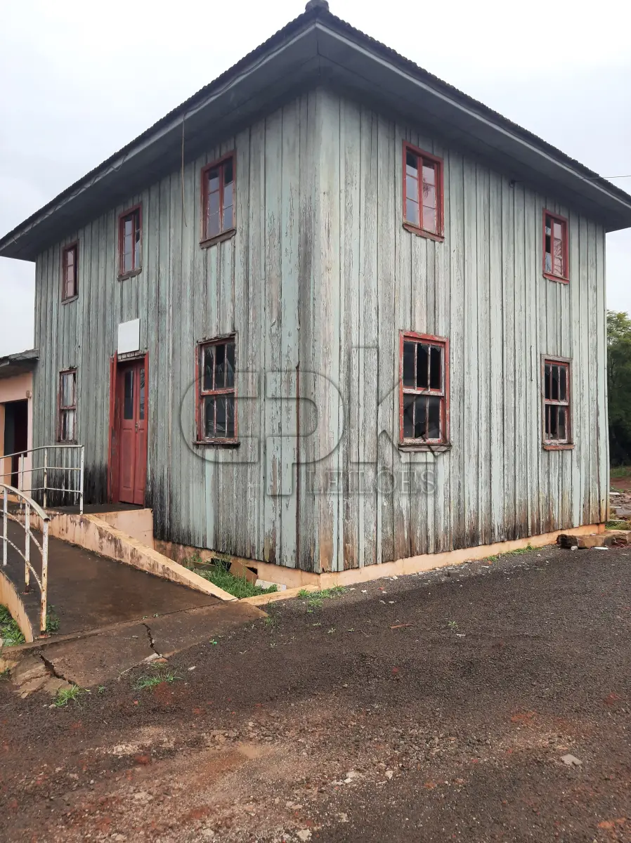 LOTE 019 - Edificação do Museu Municipal Otacílio Tizziani, localizado à  Rua Ângelo Santinelli, (em Processo de Demolição), inclui todos  materiais da construção: Madeiras das paredes, pisos, forros, teto,  escadas, aberturas, telhados, inclusive a parte de alvenaria.
