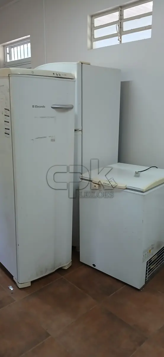 LOTE 030 - Lote de inservíveis e sucatas diversas – Educação. Inclui itens como: - Armário - Bebedouros - Cadeiras - Cama – Beliche - Classes Escolares - Climatizadores de Ar - Condicionadores de Ar - Container p/ Resíduos - Desumidificador de Folhas - Encerradeira Industrial - Fichário de Aço - Fogões Industriais - Fornos Elétricos - Freezers - Lavadora de Alta Pressão - Lavadoras de Roupas - Mesas - Microfone - Micro-ondas - Multiprocessadores - Refrigerador - Rotulador Eletrônico - Suporte p/ CPU