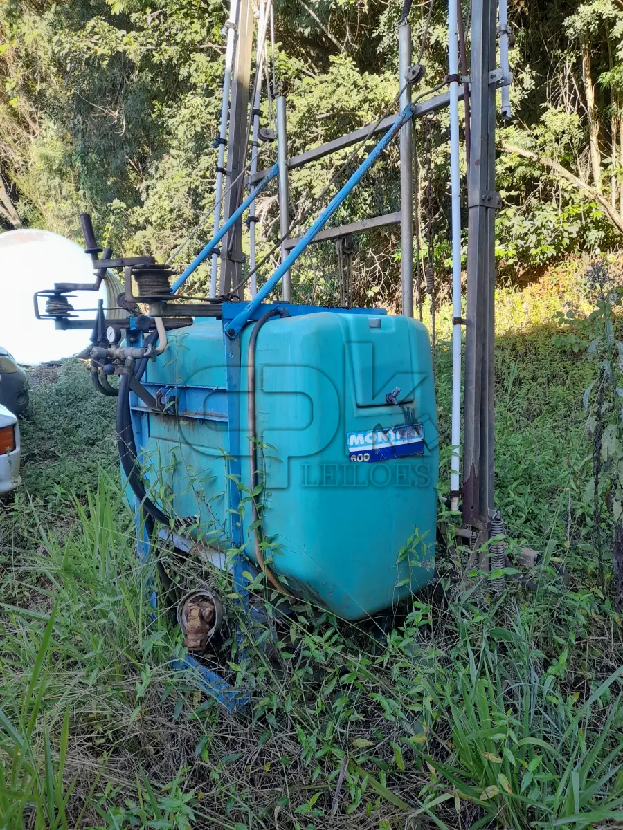 LOTE 009 - PULVERIZADOR MARCA MONTANA, MODELO 600 LITROS, COM FILTRO DE LINHA, COM VALVULA DE ANTIGOTEJO, 24 BICOS. NO ESTADO QUE SE ENCONTRA. PATRIMÔNIO MUNICIPAL Nº4222.