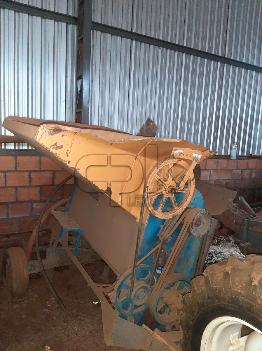 LOTE 015 - Marca Triton, Equipamento cerealeiro/batedor, Modelo 785, Cor  Azul, Fabricação 2011.