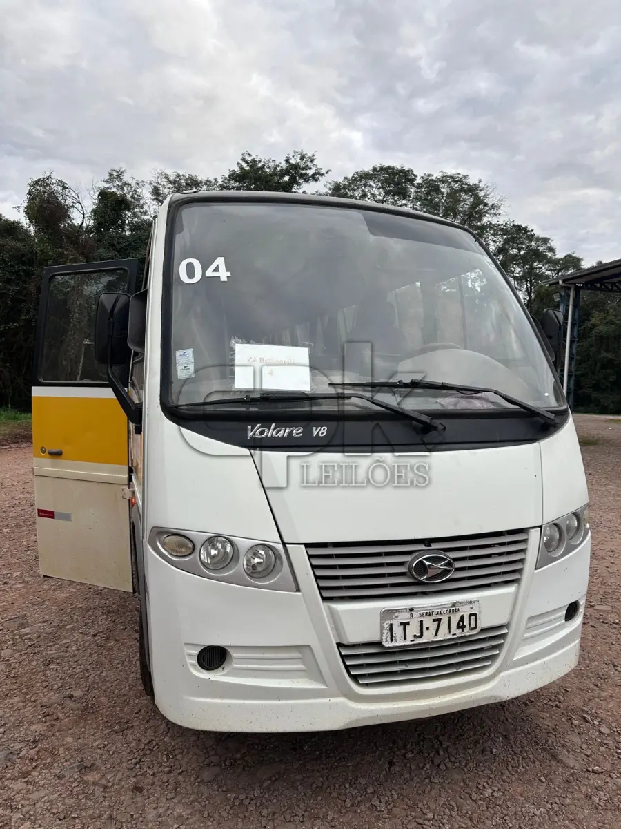 LOTE 035 - MARCOPOLO – Volare V8 ON - Ônibus Escolar – 29P  2012/2013 – Placas ITJ 7140 – Cor: Branca.