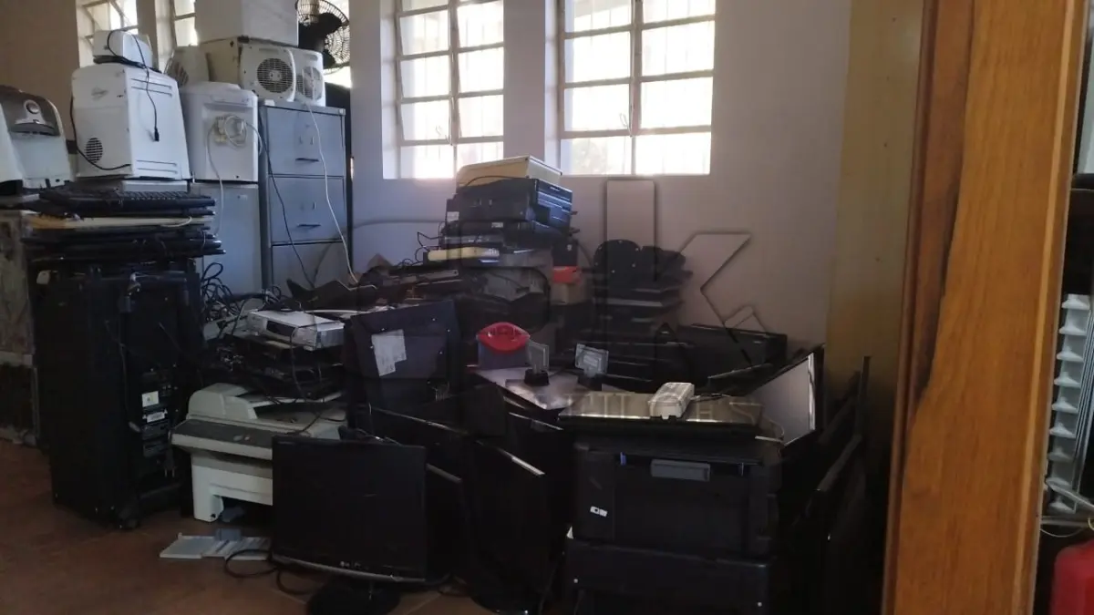 LOTE 029 - Lote de inservíveis de informática e eletrônicos – Educação. - Balança Eletrônica - Caixa de Som - Câmera Digital - Computador - CPUs - Forno Micro-ondas - HD Externo - Impressoras - Kit Receptor de Imagem e Parabólica - Kit Telefonia - Monitores - Nobreaks - Notebooks - Relógio Acionador de Sirene - Switch de Rede - Tablet - TVs