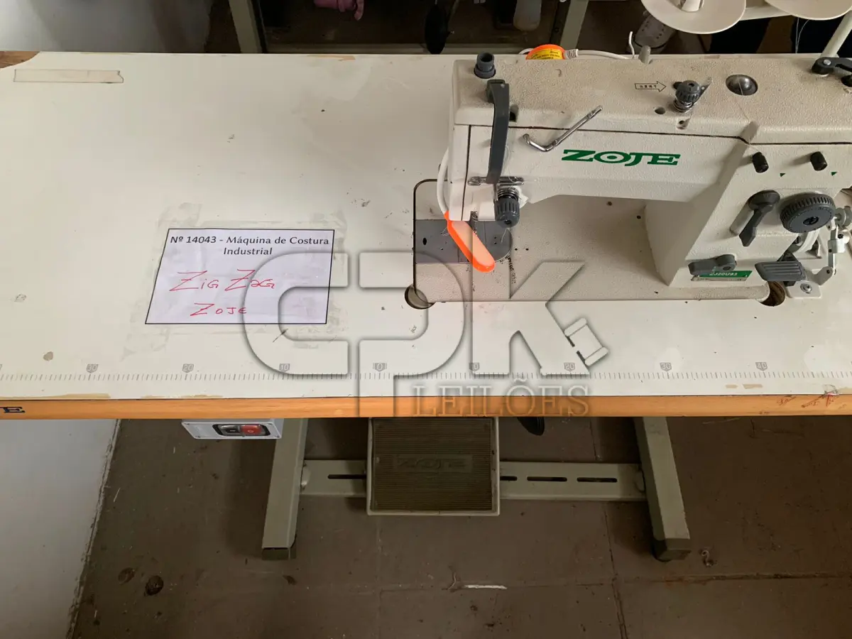 LOTE 023 - Máquina de Costura Industrial ZOJE Zig-Zag.