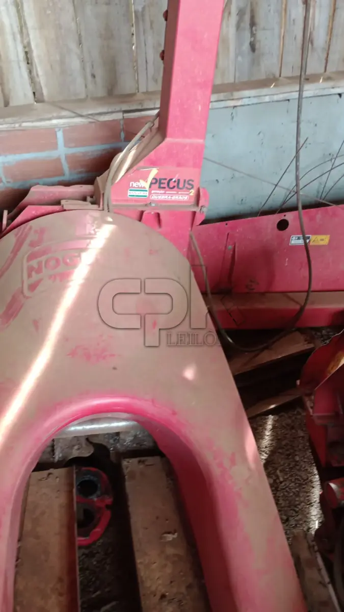 LOTE 011 - Marca Nogueira Equipamento, Ensiladeira Modelo New Pecus  G2, Cor Vermelha, Fabricação 03/2021, Nº produ AICA-013937.