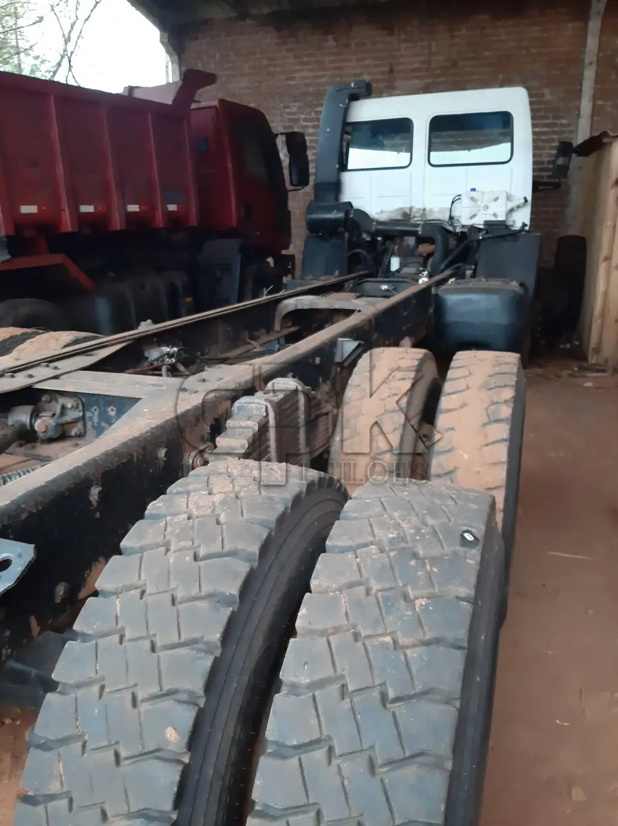 LOTE 009 - Marca Ford Modelo Cargo 2425 6x4, Renavan 00714669407,  Placa IIT8J47, Chassi 9BFYTNYTXXDB87572, Ano/Mod  1999/1999, Motor 6 cil, turbo Cummins, Potência 250 CV,  Combust Diesel, Cor Branca Capac 23 Ton.