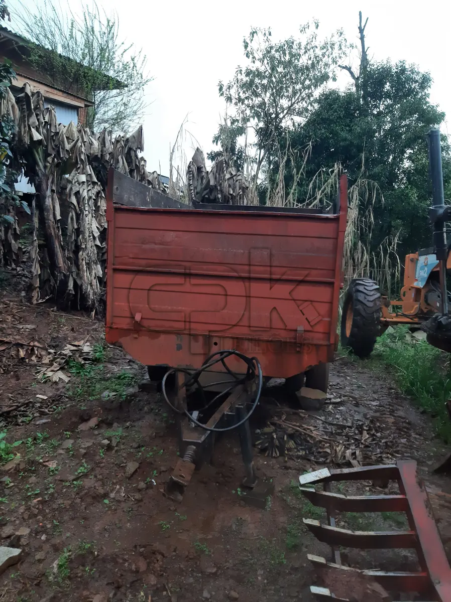 LOTE 012 - Marca Triton, Equipamento Carretão, Modelo Basculante, Cor  Vermelha, Fabricação 2007.