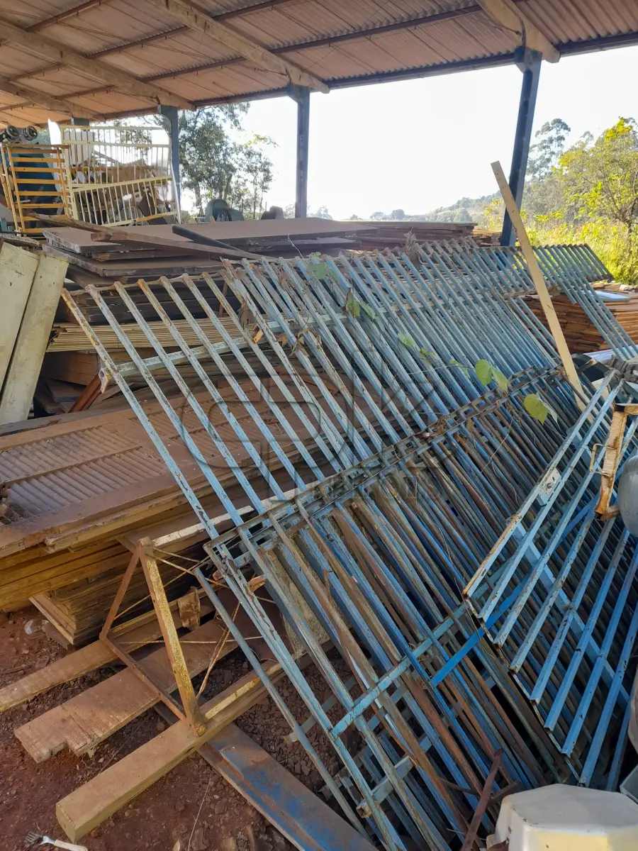 LOTE 007 - PORTAS, JANELAS, FORRO DE PVC, GRADES DE FERRO TODOS USADOS, CONFORME DISPOSTO PARA VISITAÇÃO NO PÁTIO DA SMOPT.