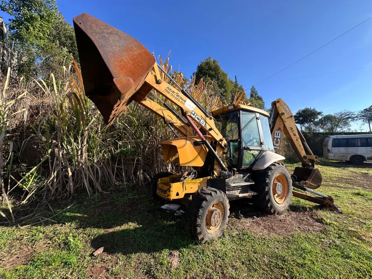 LOTE 010 - Retroescavadeira JCB 02 4 X 4 RET 0005 – Ano: 2011 – Diesel.