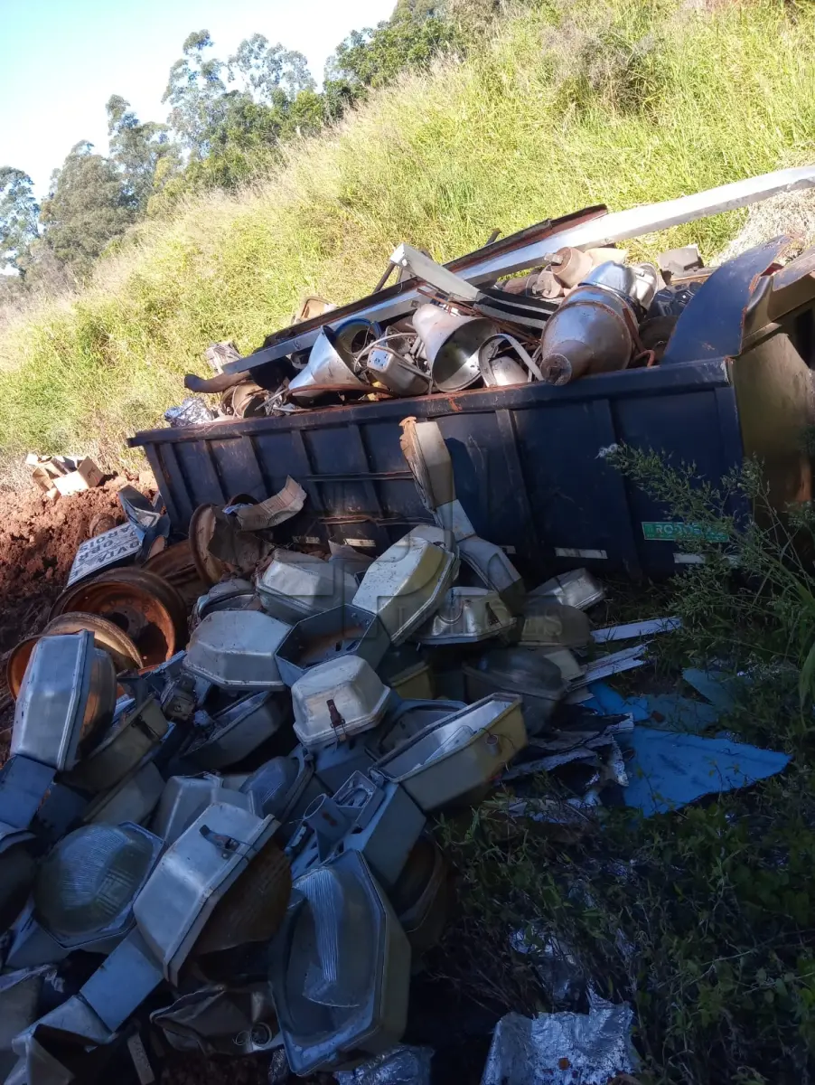LOTE 003 - SUCATAS DE METAL E OUTROS (APROX. 2.000KG), EXCETO CAÇAMBA METÁLICA, CONFORME DISPOSTO PARA VISITAÇÃO NO PÁTIO DA SMOPT E NO PATIO DA SMECDT.