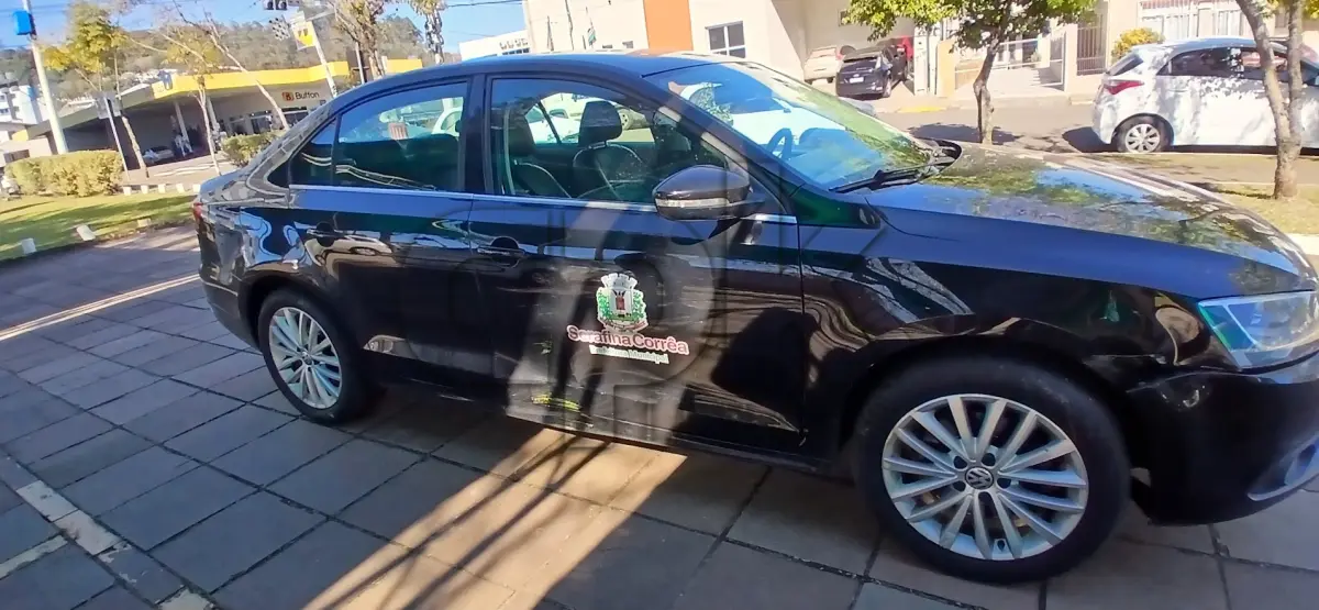 LOTE 004 - VW Jetta 2.0 T Passageiro – Automóvel Gasolina 2014/2014 –  Placas IVU 9534 – Cor: Preta.