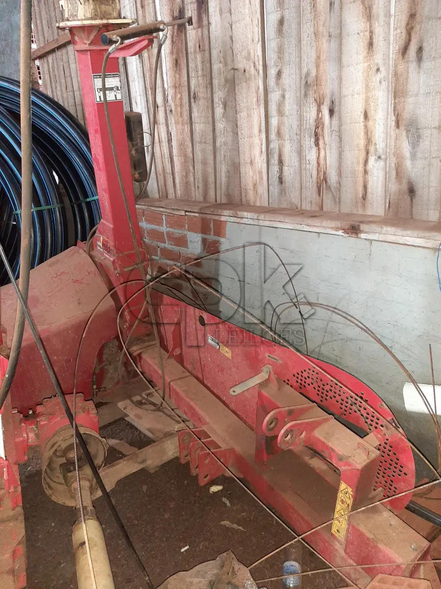 LOTE 011 - Marca Nogueira Equipamento, Ensiladeira Modelo New Pecus  G2, Cor Vermelha, Fabricação 03/2021, Nº produ AICA-013937.