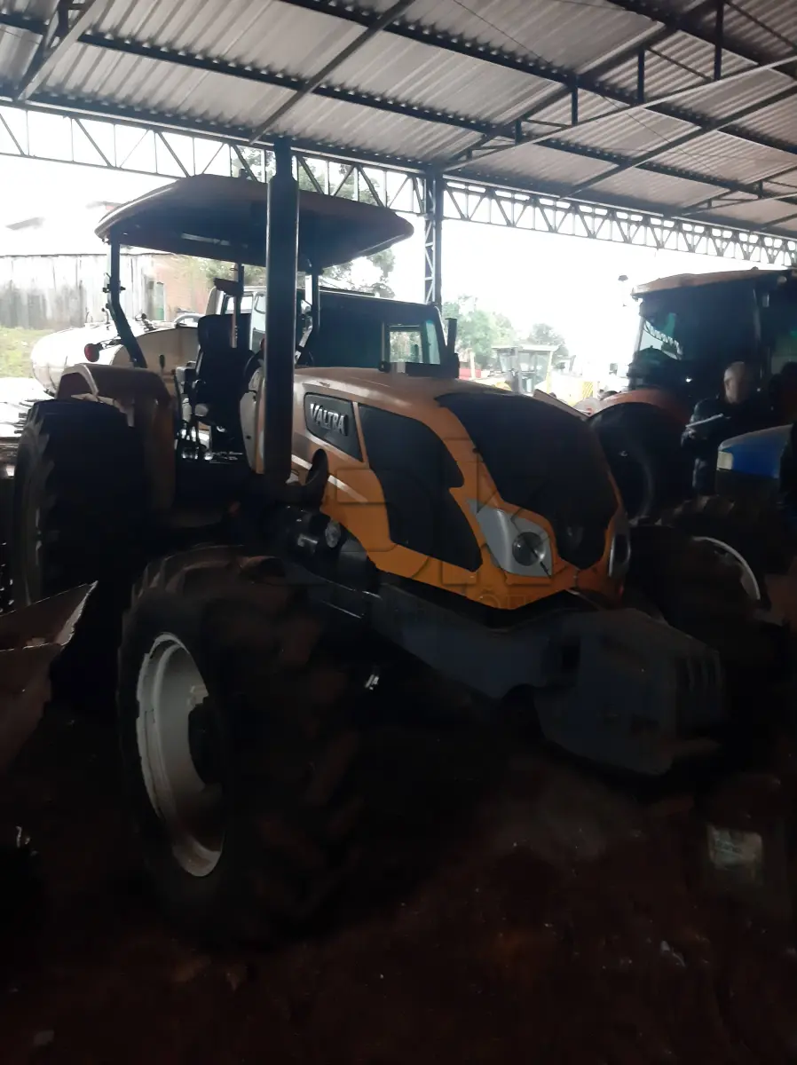 LOTE 007 - Fabricante Valtra Equip. Trator agrícola Modelo A750L 4, Ano  2016, Cor Amarela, Horas 6023 h, Tração 4 x 4, Serial  AVTT2005EGM024838, Comb. Diesel, Potência 78 CV, Motor  4 cilindros Serial V750432435