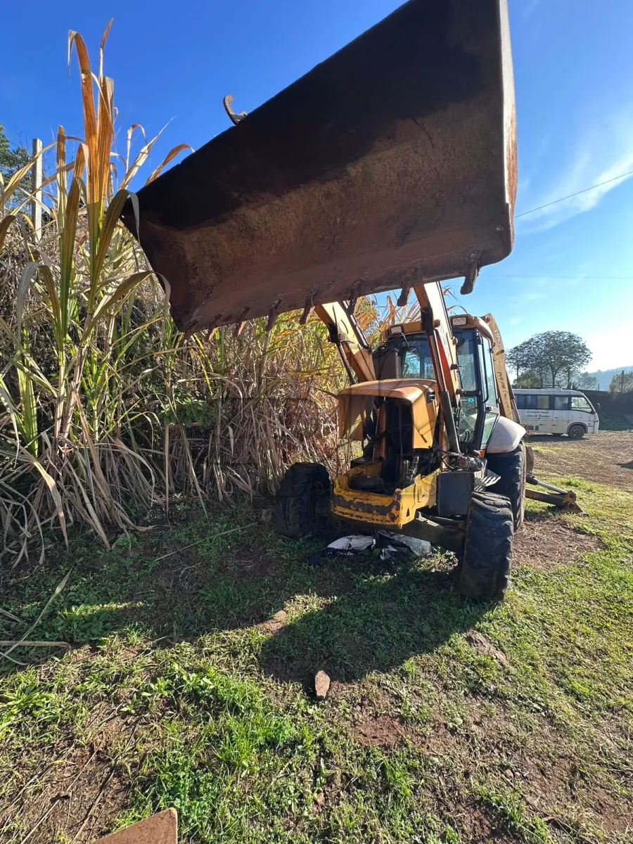 LOTE 010 - Retroescavadeira JCB 02 4 X 4 RET 0005 – Ano: 2011 – Diesel.