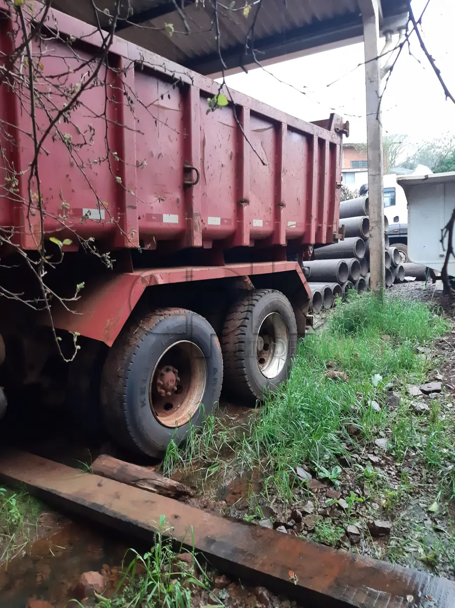 LOTE 010 - Marca Ford Modelo Cargo 2429, Renavan 00566934604, Placa  IUR7377, Chassi 9BFYEALE8DBS46148, Ano/Mod 2013/2013,  Motor 6 Cil. Cummins ISV 6.7, Potência 290 CV, Combust  Diesel, Cor Vermelha, Capac 23 Ton.