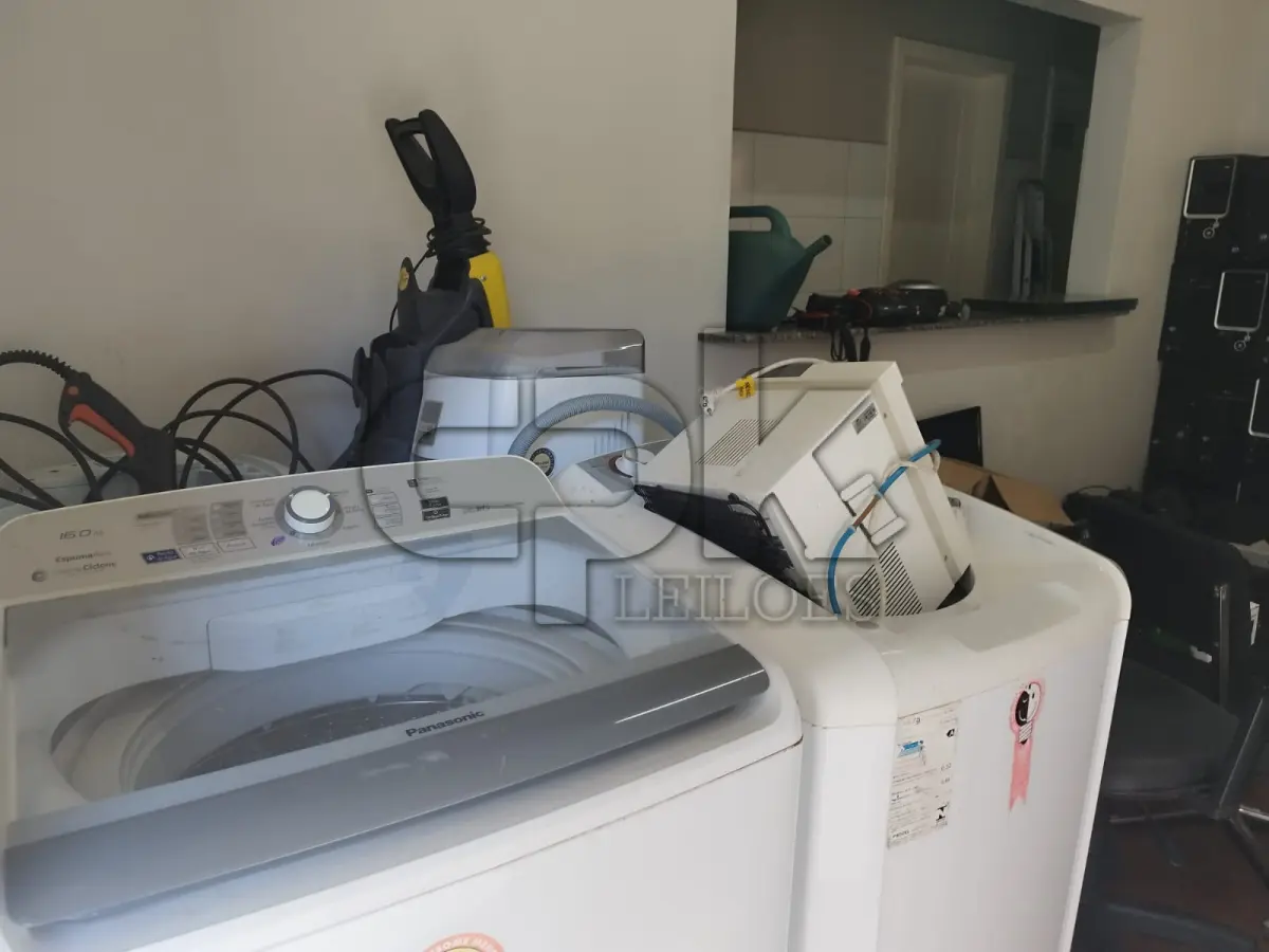 LOTE 032 - Lote de inservíveis e sucatas diversas – Saúde.  Inclui itens como: - Aparelho de Raio X Odontológico - Aparelho de Ultrassom - Armários - Autoclave - Balança Mecânica - Balcão - Biombos - Cadeiras - Climatizadores de Ar - Compressor Odontológico - Consultório Odontológico - Detectores Fetais - Escrivaninha - Lava Jato - Lavadoras de Roupas - Longarinas - Maca de Ferro - Mesas - Monitores Fetais - Oxímetro de Pulso Portátil - Poltrona - Prateleira - Seladoras