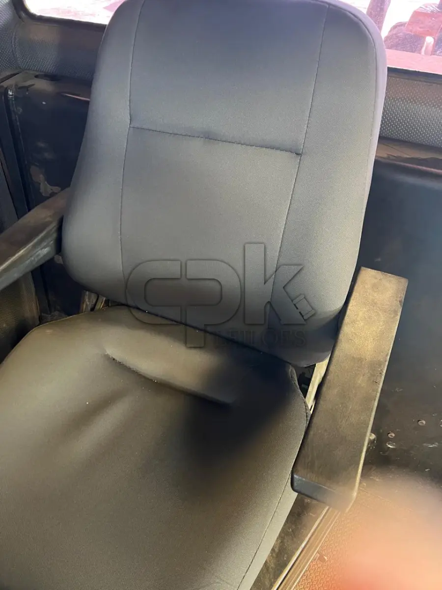 LOTE 037 - JCB Rolo Compactador Vibratório VM115 – 2010 – Cor:  Amarela.