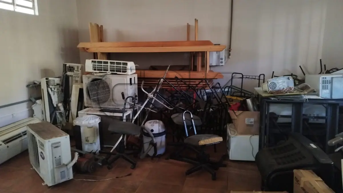 LOTE 030 - Lote de inservíveis e sucatas diversas – Educação. Inclui itens como: - Armário - Bebedouros - Cadeiras - Cama – Beliche - Classes Escolares - Climatizadores de Ar - Condicionadores de Ar - Container p/ Resíduos - Desumidificador de Folhas - Encerradeira Industrial - Fichário de Aço - Fogões Industriais - Fornos Elétricos - Freezers - Lavadora de Alta Pressão - Lavadoras de Roupas - Mesas - Microfone - Micro-ondas - Multiprocessadores - Refrigerador - Rotulador Eletrônico - Suporte p/ CPU