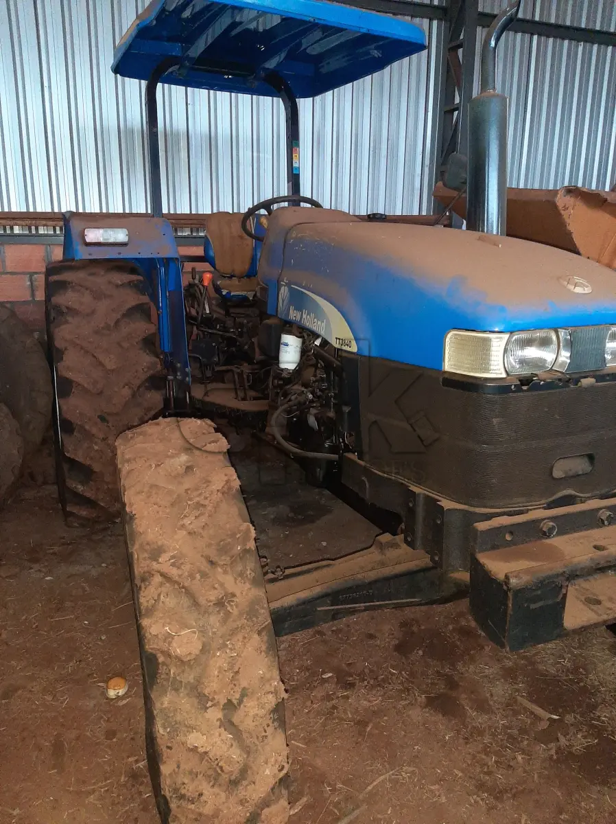 LOTE 006 - Fabricante New Holland Equip. Trator agrícola Modelo TT3840,  Ano 2015, Cor Azul, Horas 1170 h, Tração 4 x 4, Serial  HCCZ3840HECG36208, Comb. Diesel Potência 60 CV, Motor  3 cilindros aspirado Serial T55CR408410