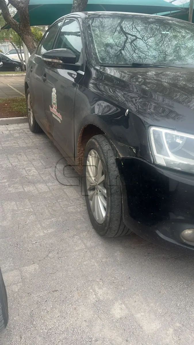 LOTE 004 - VW Jetta 2.0 T Passageiro – Automóvel Gasolina 2014/2014 –  Placas IVU 9534 – Cor: Preta.