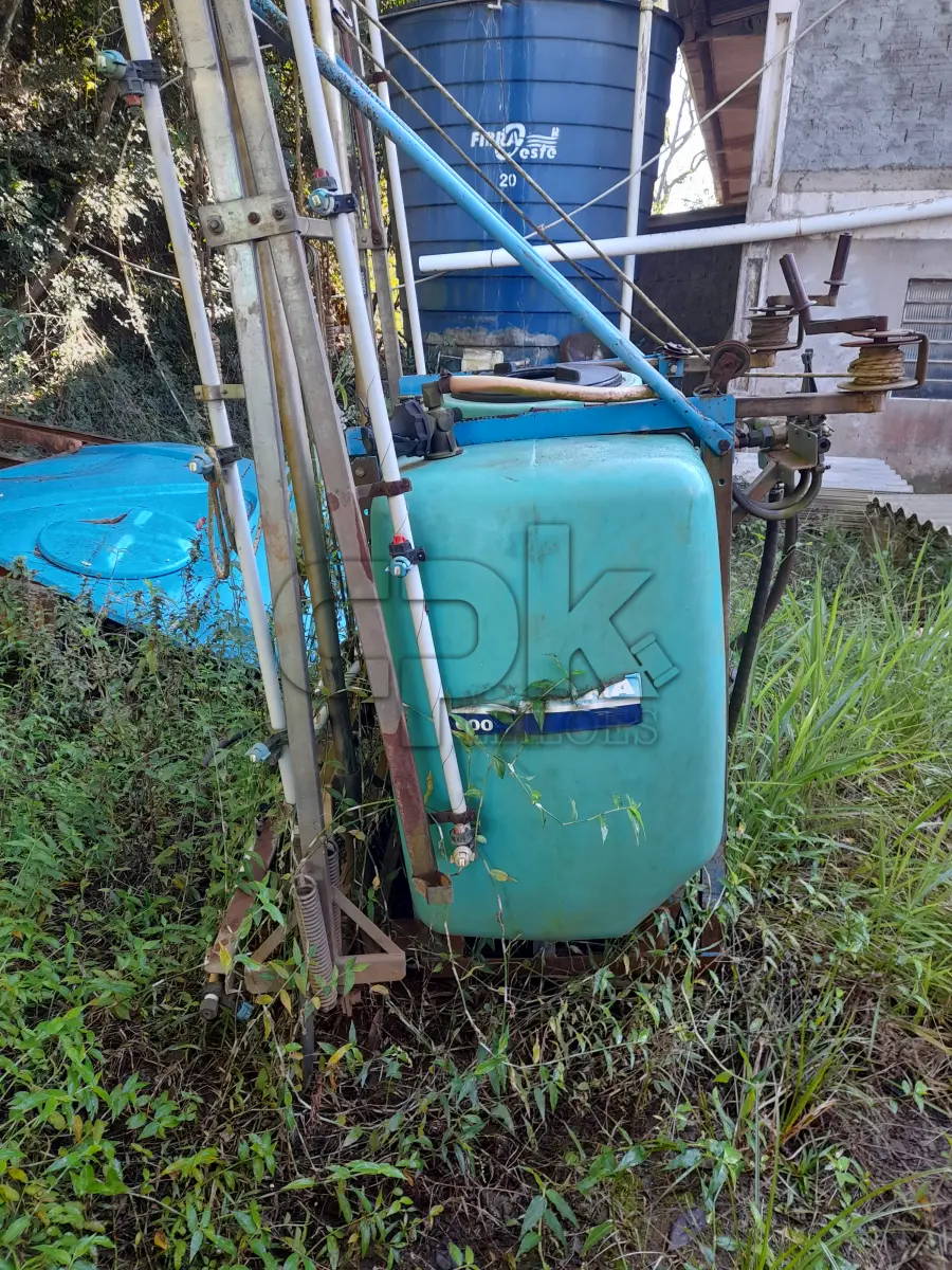 LOTE 009 - PULVERIZADOR MARCA MONTANA, MODELO 600 LITROS, COM FILTRO DE LINHA, COM VALVULA DE ANTIGOTEJO, 24 BICOS. NO ESTADO QUE SE ENCONTRA. PATRIMÔNIO MUNICIPAL Nº4222.