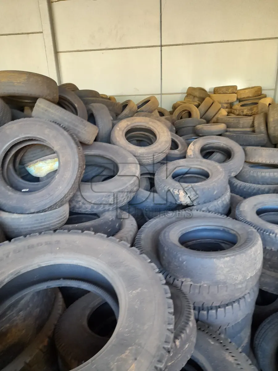 LOTE 004 - CARCAÇAS DE PNEUS USADOS DE DIFERENTES MODELOS E TAMANHOS COM APROXIMADAMENTE 300 UNIDADES, CONFORME DISPOSTO PARA VISITAÇÃO NO PÁTIO DA SMOPT.