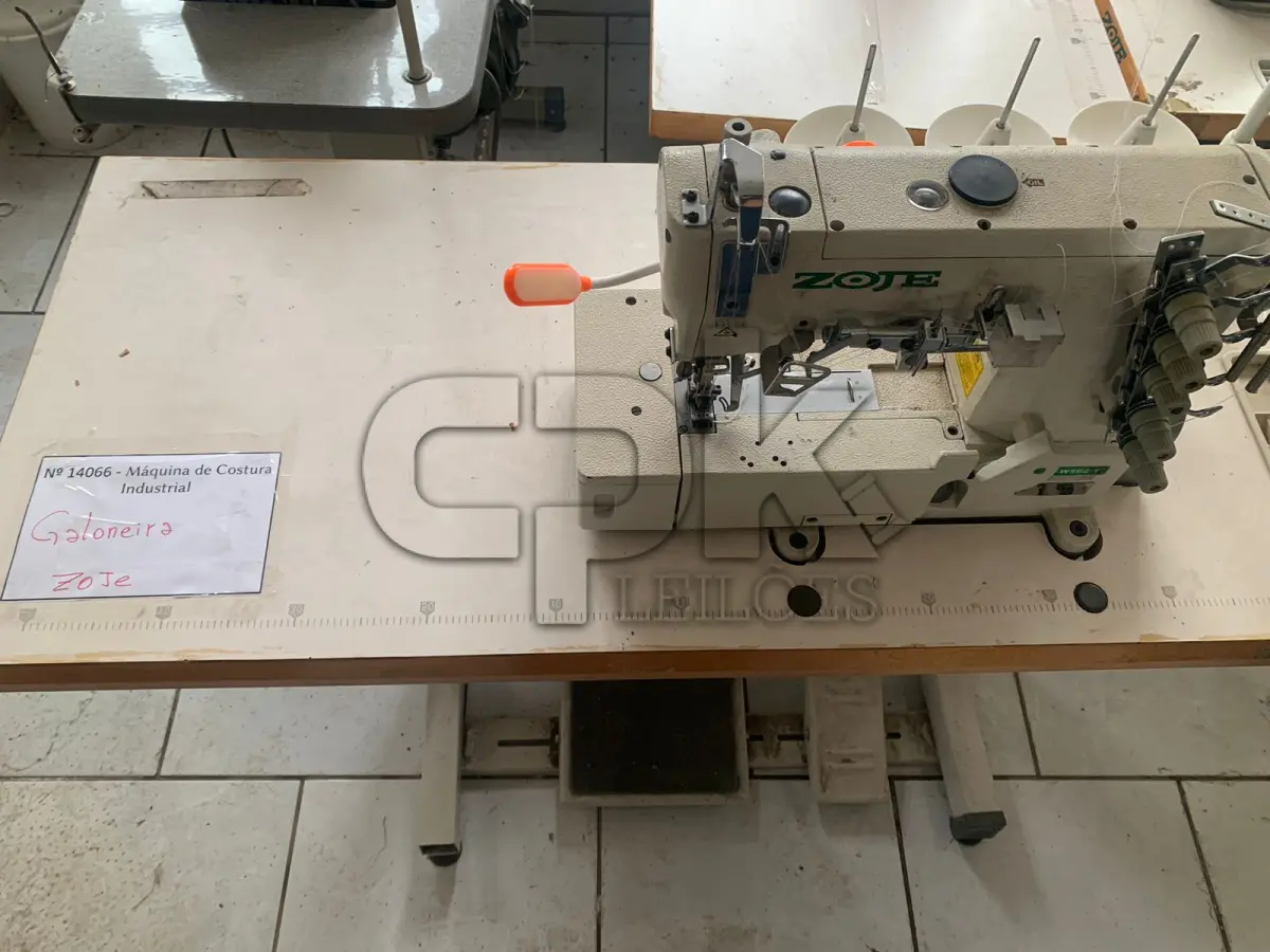 LOTE 025 - Máquina de Costura Industrial ZOJE Galoneira.