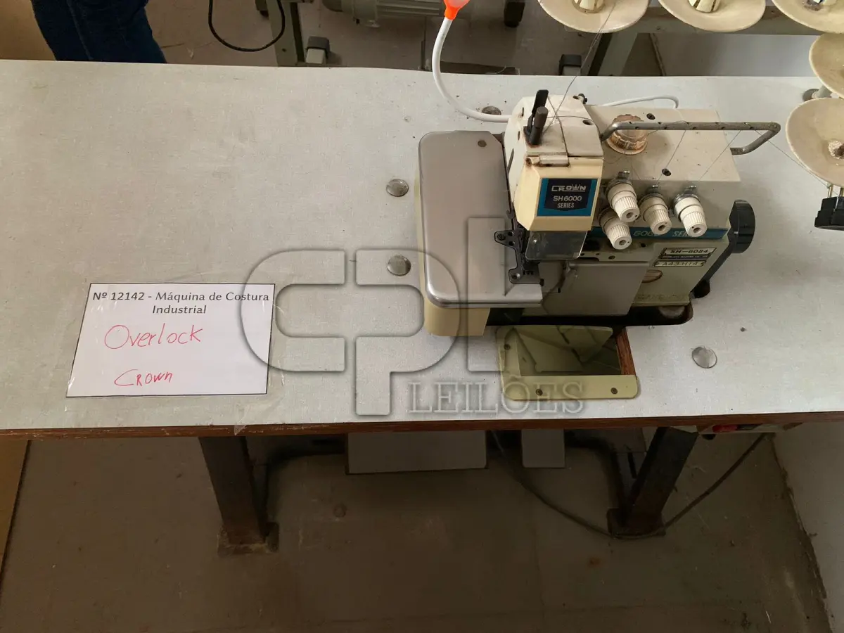 LOTE 015 - Máquina de Costura Industrial CROWN Overlok.