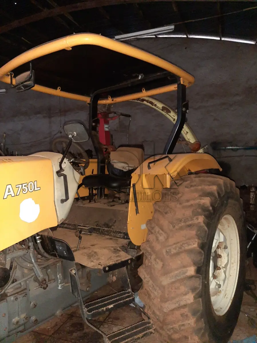 LOTE 008 - Fabricante Valtra Equip. Trator agrícola Modelo A750L 4, Ano  2016, Cor Amarela, Horas 1156,2 h, Tração 4 x 4, Serial  AUTT2005PGM024813, Comb. Diesel Potência 78 CV, Motor 4  cilindros, aspirado, Serial V750432436