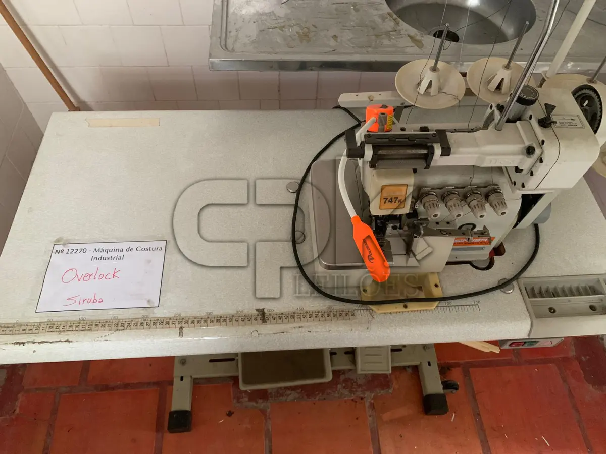 LOTE 019 - Máquina de Costura Industrial SIRUBA Overlock.